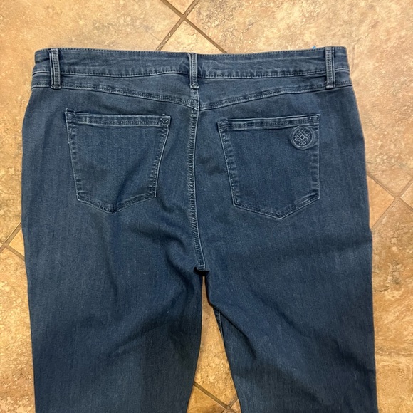 Laurie Felt Los Angeles Silky Flare with Vital Stretch Technology Jeans - Picture 11 of 15